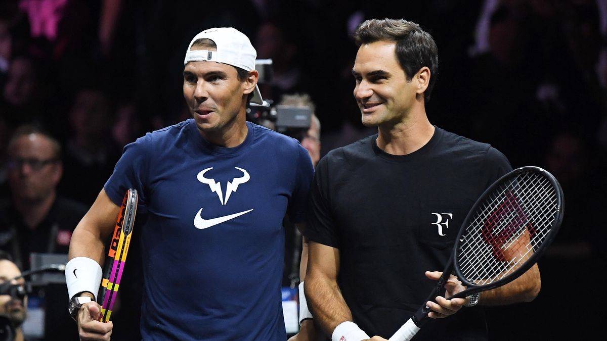 epaselect epa10199067 Spanish player Rafael Nadal (L) and Swiss player Roger Federer during a practice session of team Europe in London, Britain, 22 September 2022, ahead of the Laver Cup tennis tournament starting on 23 September. EPA/ANDY RAIN Dostawca: PAP/EPA.