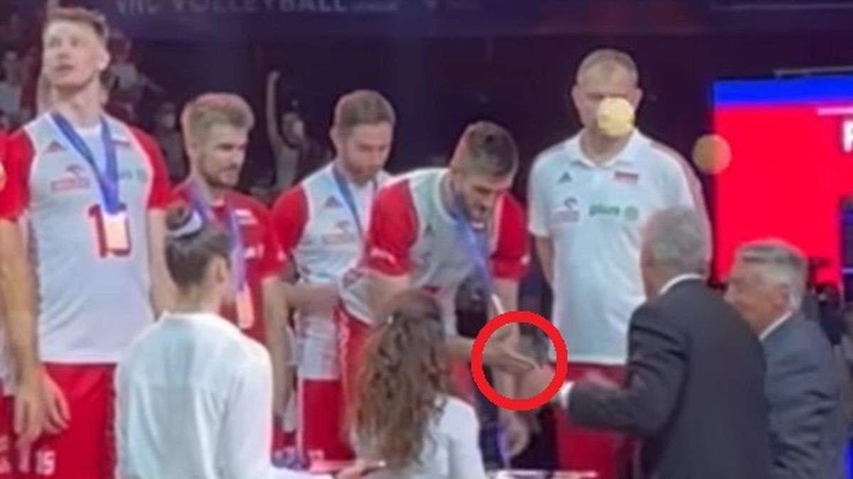 Karol Kłos odbierał medal podczas Ligi Narodów