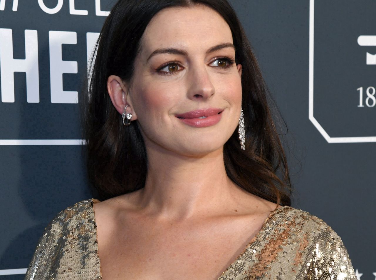 Anne Hathaway w modnej sukience na sesji.