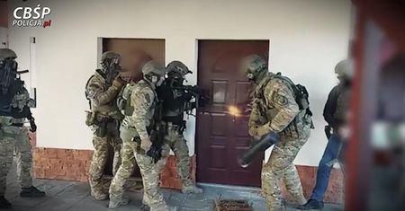 Gang okradający pasażerów pociągów rozbity. Nagranie z akcji CBŚP i policji w Wielkopolsce