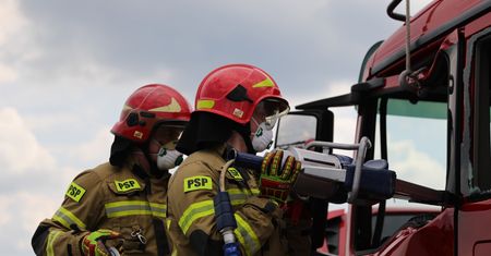 Mazowieckie. Pożar domu. Podejrzany o podpalenie zabarykadował się w sąsiednim budynku