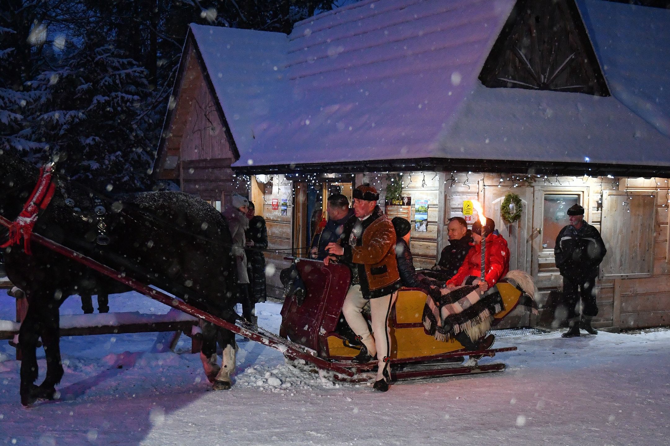 Dolina Chochołowska, Tatry, 26.02.2023. Prezydent Andrzej Duda (3P) podczas kuligu w Dolinie Chochołowskiej w Tatrach Zachodnich, 26 bm. (jm) PAP/Art Service
