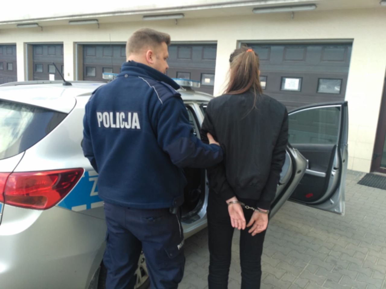 21-latka rzuciła się z nożem na seniorkę w sklepie. Pomogli świadkowie