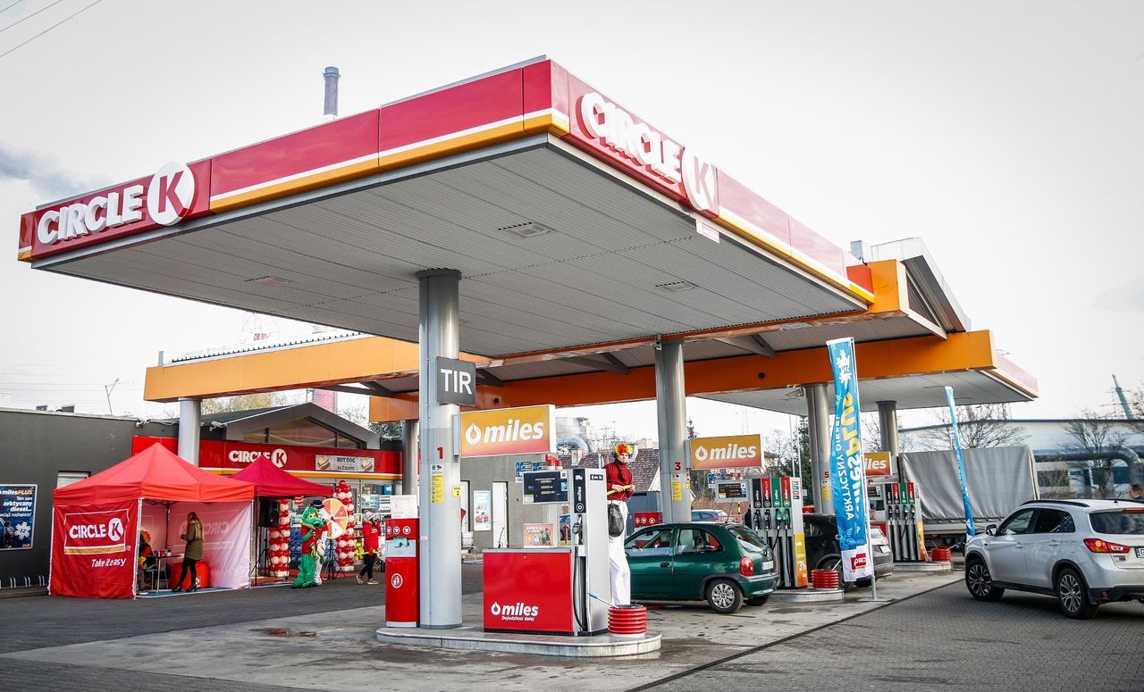 Coś niepokojącego dzieje się z cenami paliw. Różnica jest wyraźna