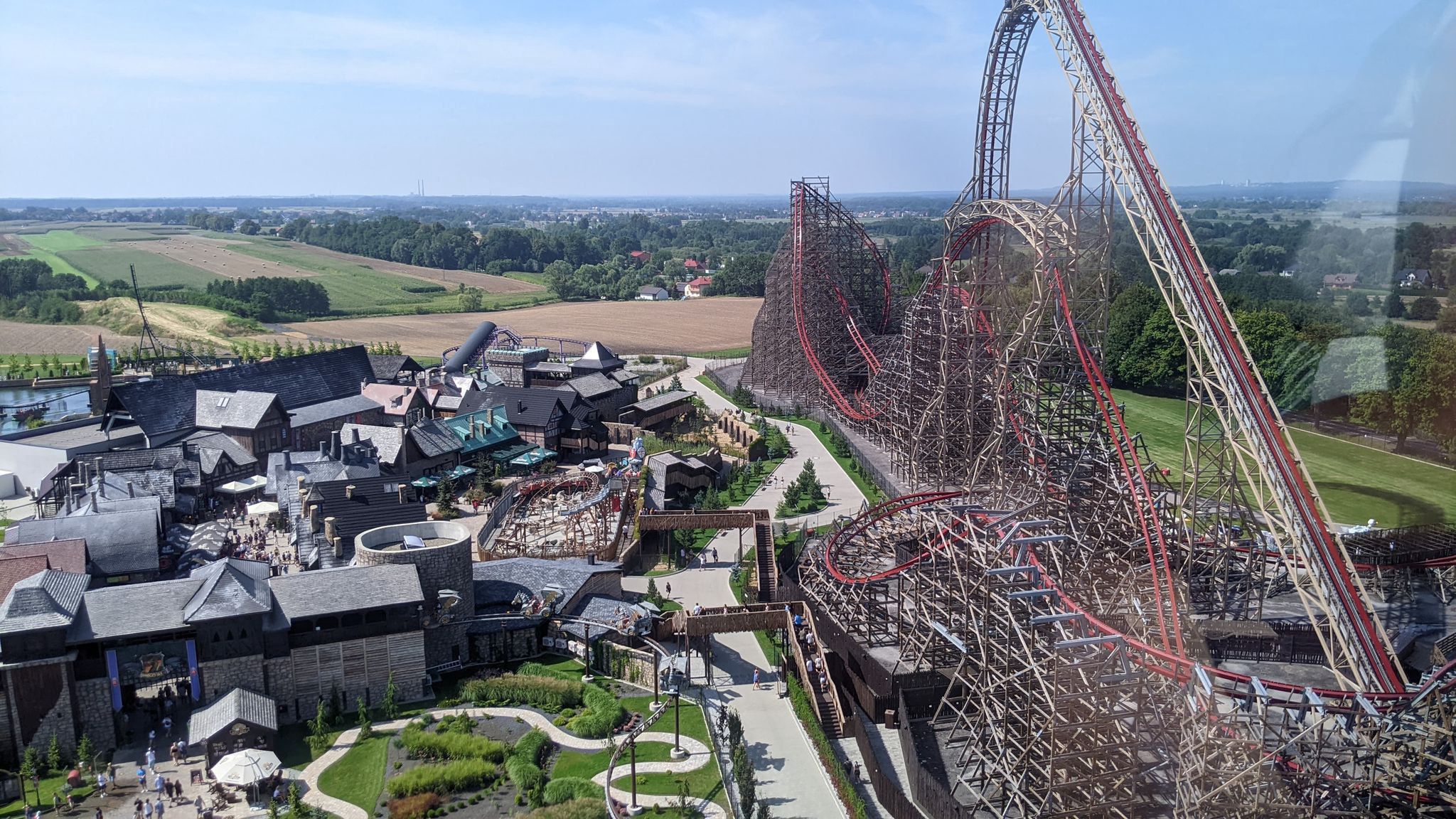 Po prawej Zadra - najwyższy na świecie drewniany rollercoaster