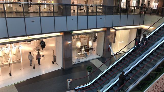 Galerie w pierwszym tygodniu działania nie przypominały tych tętniących życiem obiektów, które pamiętamy sprzed pandemii. 