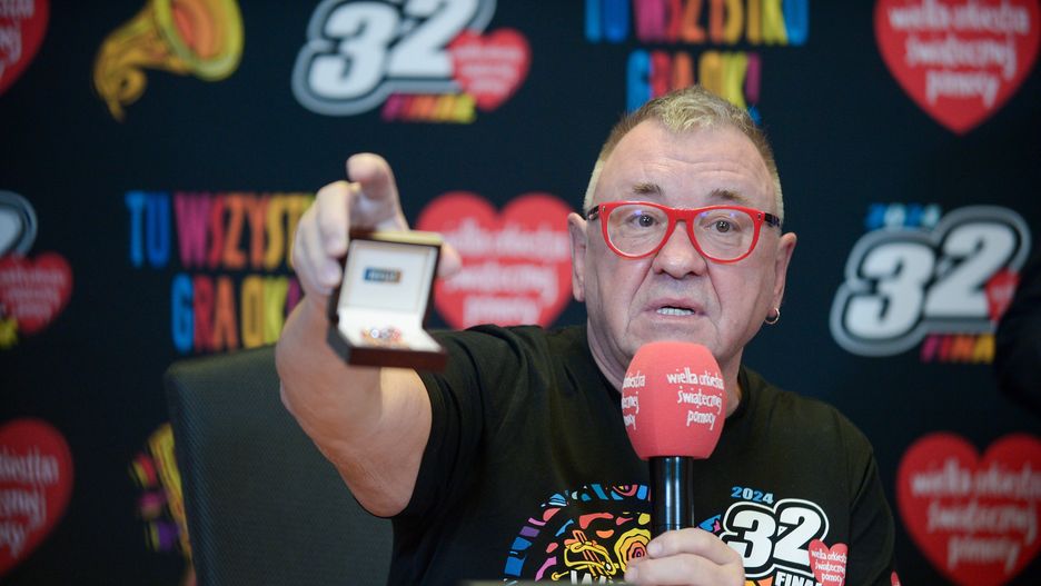Warszawa, 29.01.2024. Prezes zarządu Fundacji Wielkiej Orkiestry Świątecznej Pomocy Jerzy Owsiak podczas konferencji prasowej podsumowującej 32. Finał WOŚP, 29 bm. w siedzibie Fundacji WOŚP przy ulicy Dominikańskiej w Warszawie. 32. finał Wielkiej Orkiestry Świątecznej Pomocy, pod hasłem "Płuca po pandemii. Gramy dla dzieci i dorosłych!", dedykowany był zakupowi sprzętu do diagnozowania, monitorowania i rehabilitacji chorób płuc pacjentów na oddziałach pulmonologicznych dla dzieci i dorosłych. (jm) PAP/Marcin Obara