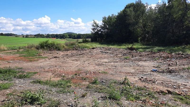 Bielawa. Wysypywał śmieci wokół lasu. Wpadł na gorącym uczynku
