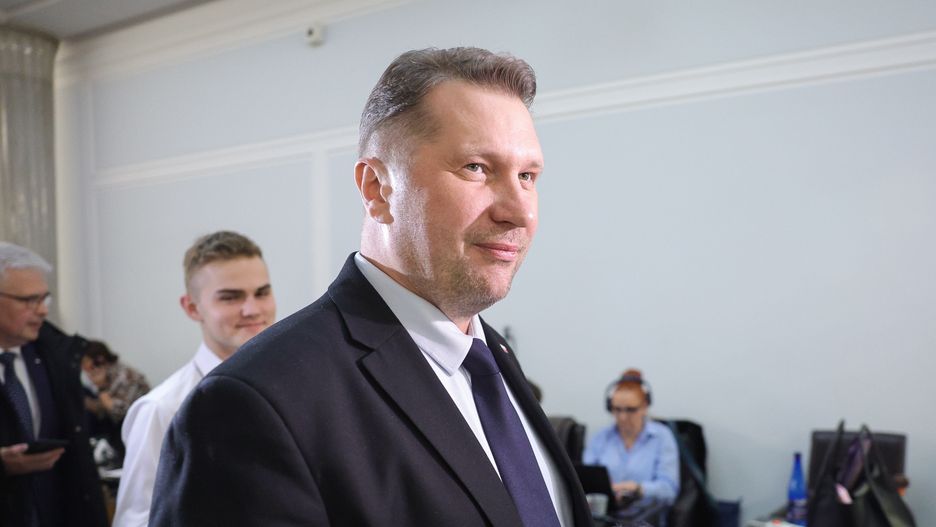 Warszawa, 19.12.2024. Poseł Prawa i Sprawiedliwości Przemysław Czarnek (C) podczas konferencji prasowej na korytarzu Sejmu w Warszawie, 19 bm. (amb) PAP/Szymon Pulcyn