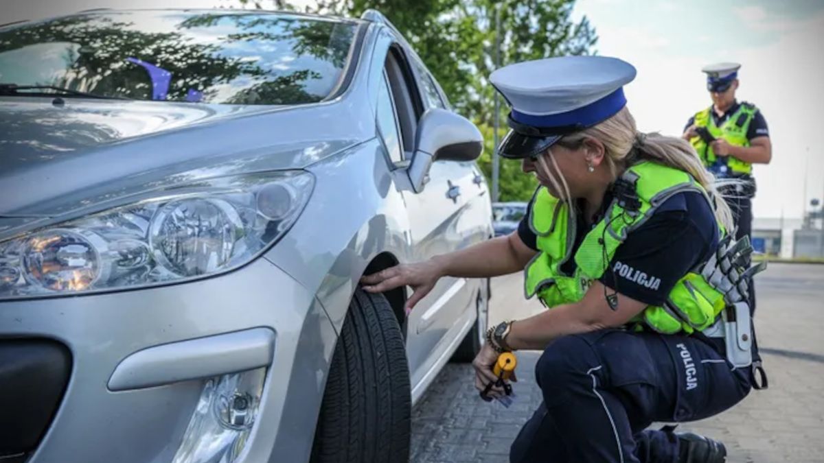 Policja sprawdza opony.