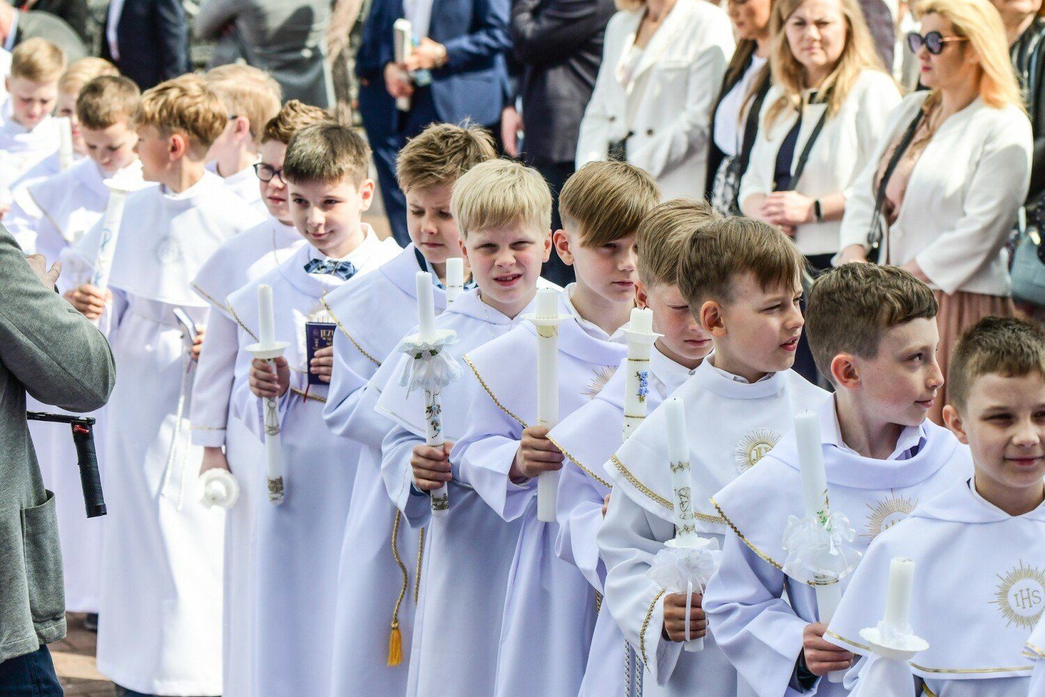 Zwyczajowo rodzice dla dziecka na komunię nie dają koperty, a kosztowniejszy prezent. Jednak w niektórych rodzinach jest zwyczaj dawania również koperty na komunię swoim dzieciom, wtedy kwota jest zbliżona do tej od dziadków - od około 200 złotych do nawet tysiąca lub więcej.