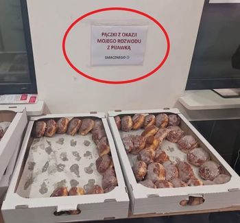 Rozwiódł się po latach walki z żoną. Spójrzcie, co przyniósł do pracy