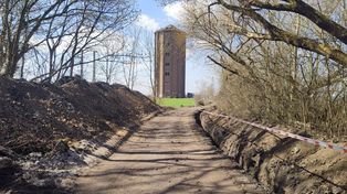 Długi rów w pobliżu wieży ciśnień w Inowrocławiu. Trwa remont