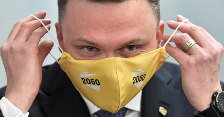 Zamieszanie wokół szczepienia Szymona Hołowni na COVID-19. Tak się tłumaczy