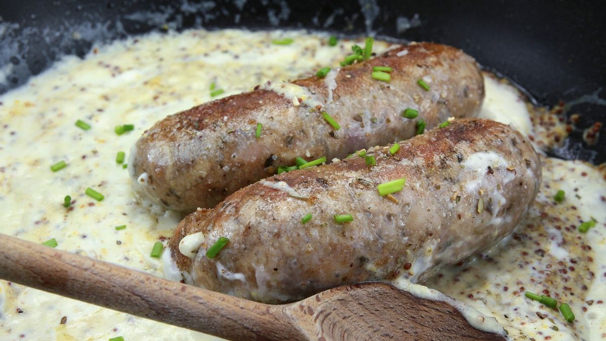 Biała kiełbasa zapiekana z sosem chrzanowym