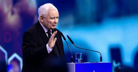 Emeryt wypalił przed kamerą. "Niech będzie wszystko za darmo"