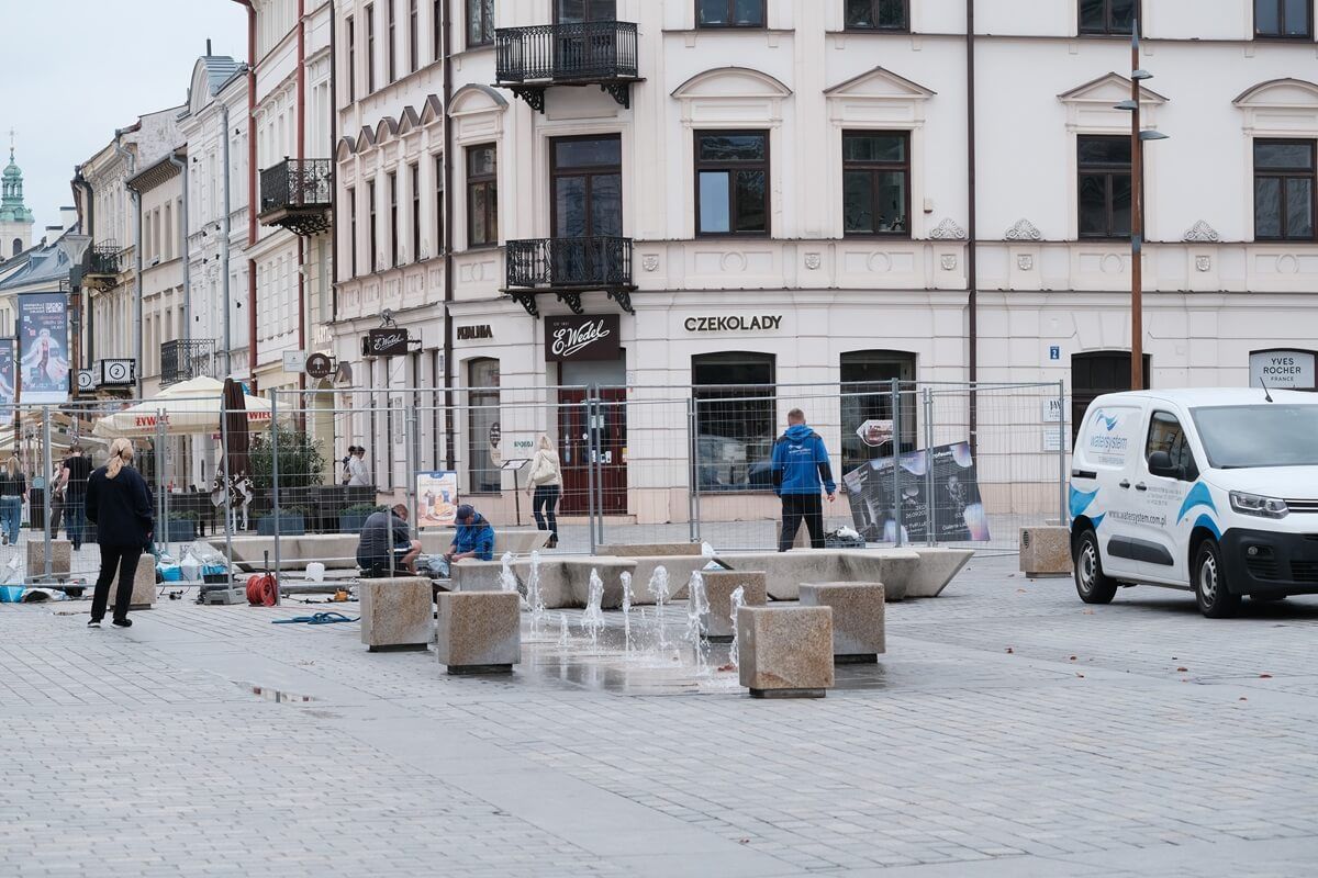 Naprawa okrągłej fontanny na Placu Litewskim