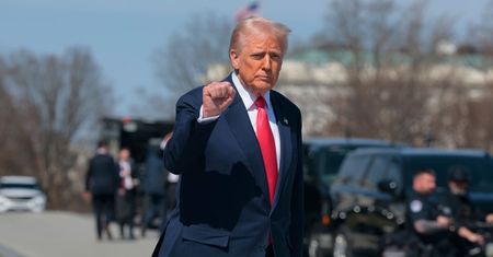 Nowy sondaż. Ponad połowa Amerykanów uważa Trumpa za zbyt przychylnego Rosji