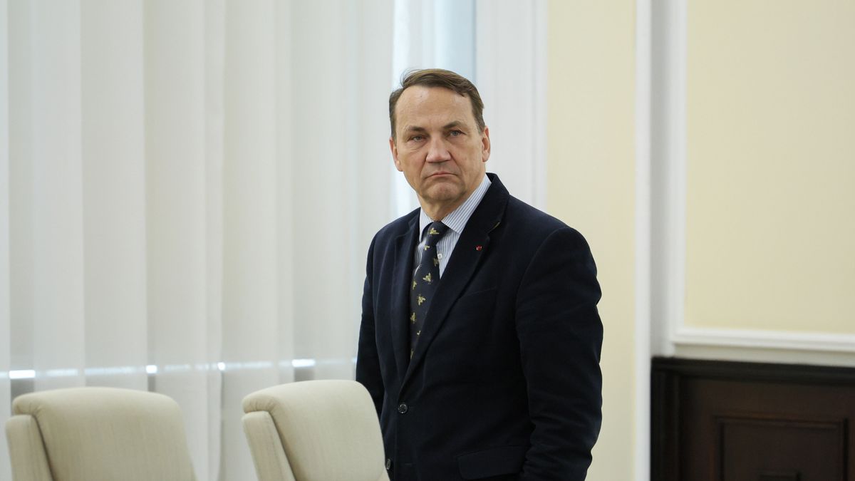 Warszawa, 01.04.2025. Minister spraw zagranicznych Radosław Sikorski przed posiedzeniem rządu w KPRM w Warszawie, 1 bm. Ministrowie mają zająć się m.in. projektem uchwały w sprawie rządowej strategii współpracy z Polonią. (mr) PAP/Paweł Supernak