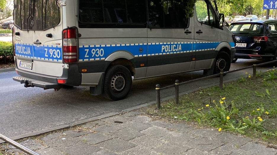 Warszawa. Przy ulicy Dionizosa na Białołęce doszło do wypadku. Czteroletni chłopiec wpadł pod koła. Na szczęście skończyło się tylko na złamanej nóżce