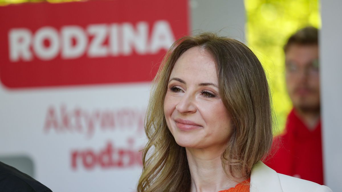 Warszawa, 01.05.2024. Minister rodziny, pracy i polityki społecznej Agnieszka Dziemianowicz-Bąk podczas konferencji prasowej poprzedzającej 1-majowy pochód Lewicy ph. "Praca � Odpoczynek � Rodzina � Rozwój, czyli europejskie priorytety Lewicy na 1 maja", 1 bm. w Parku Ujazdowskim w Warszawie. (jm) PAP/Tomasz Gzell