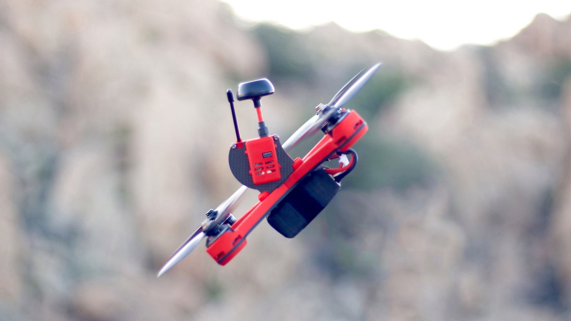 Tanky: niewielki dron FPV rozwijający prędkość 160 km/h 16