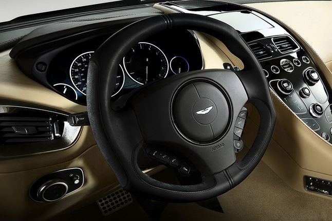 Aston Martin Vanquish - nietypowa kierownica