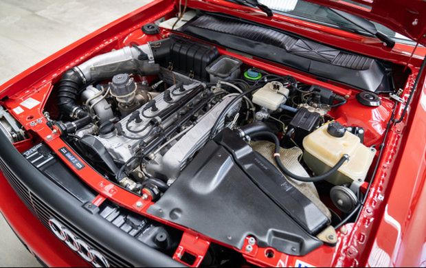 2,1-litrowa, turbodoładowana jednostka generowała w cywilu 306 KM, ale jej potencjał leżał dużo wyżej