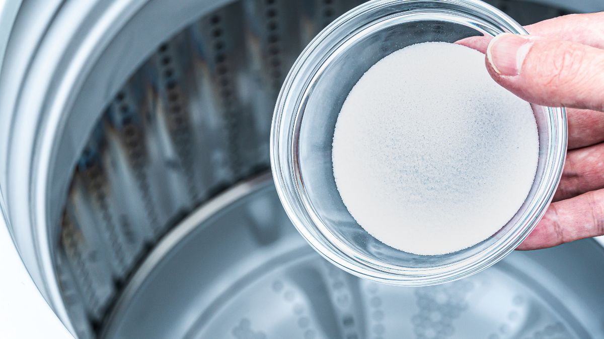 Dodaj dwie łyżki do prania, a pozbędziesz się plam.