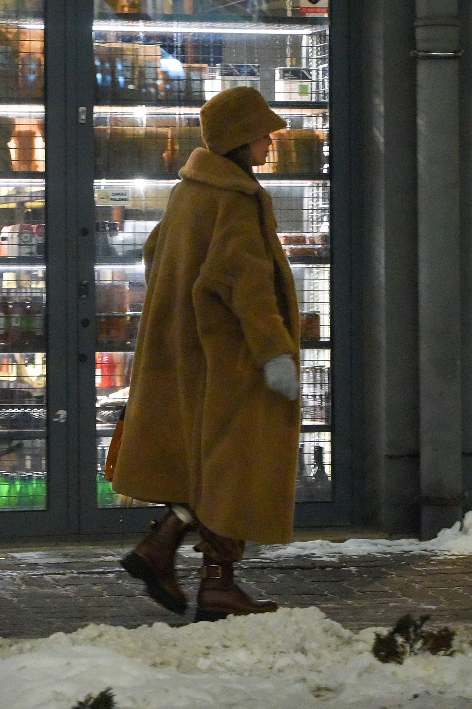 Wystylizowana Kinga Rusin robi rundkę po mieście