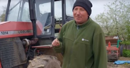 Andrzej z Plutycz wywoził obornik. Internauci nie mają litości