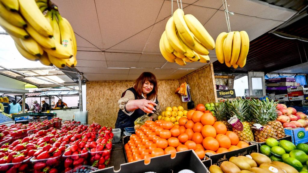 Fruit and vegetable market in Zaporizhzhia
ZAPORIZHZHIA, UKRAINE - MAY 19, 2022 - A woman sells fruit at the "Krytyi" market in the center of Zaporizhzhia. Today there are almost no empty rows at the market, although a few weeks ago the situation was quite different. Most of the products are brought from Chervonohryhorovka in Dnepropetrovsk Region, as well as from Nikopol, Zaporizhzhia, southeastern Ukraine. This photo cannot be distributed in the russian federation. (Photo credit should read Dmytro Smoliyenko/ Ukrinform/Future Publishing via Getty Images)
Future Publishing
trade, market, bananas, strawbwrries, oranges
