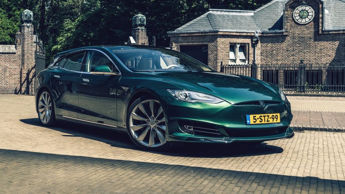 Tesla to auto naszpikowane nowoczesną technologią. Producent regularnie dodaje nowe funkcje. (fot. projekt marki RemetzCar)