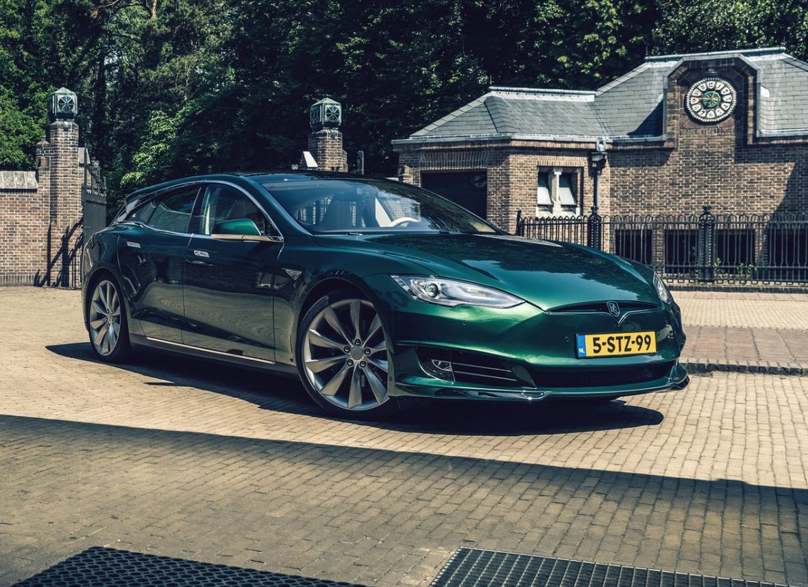 Tesla to auto naszpikowane nowoczesną technologią. Producent regularnie dodaje nowe funkcje. (fot. projekt marki RemetzCar)