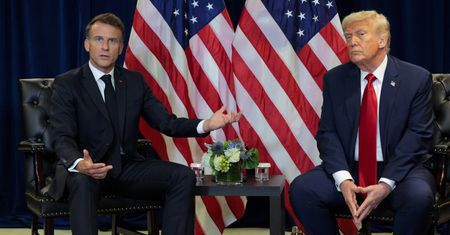 Francja odpowiada na zarzuty Trumpa. W tle przeloty samolotów z USA