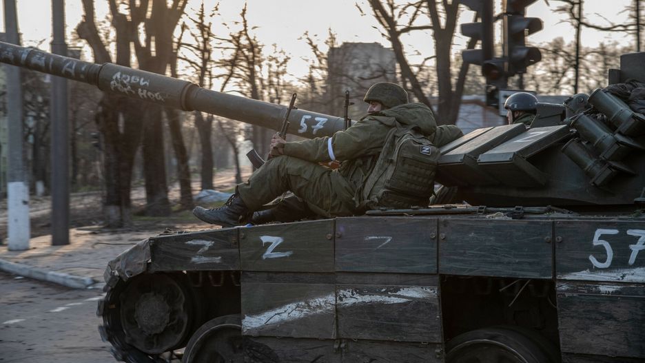 Wojna w Ukrainie - Mariupol pod rosyjsk? okupacj?Mandatory Credit: Photo by Maximilian Clarke/SOPA Images/Shutterstock (12902169l)  Russian soldiers seen sitting on a T-80 tank heading towards the Azovstal plant- one of the final pockets of Ukrainian resistance. The battle between Russian / Pro Russian forces and the defending Ukrainian forces led by the Azov battalion continues in the port city of Mariupol.  War crisis continues in Mariupol, Ukraine - 18 Apr 2022Maximilian Clarke/SOPA Images/Shutterstock