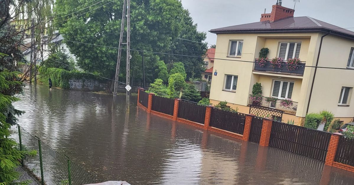 Zalana ulica w Wołominie po przejściu potężnej nawałnicy. Fot: