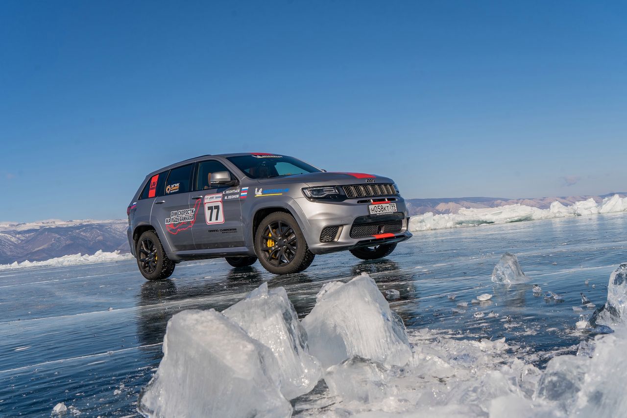 Jeep Grand Cherokee Trackhawk najszybszy… na lodzie. 280 km/h po Bajkale