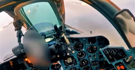 Front oczami pilota Su-25. Moment ataku nagrany z kokpitu