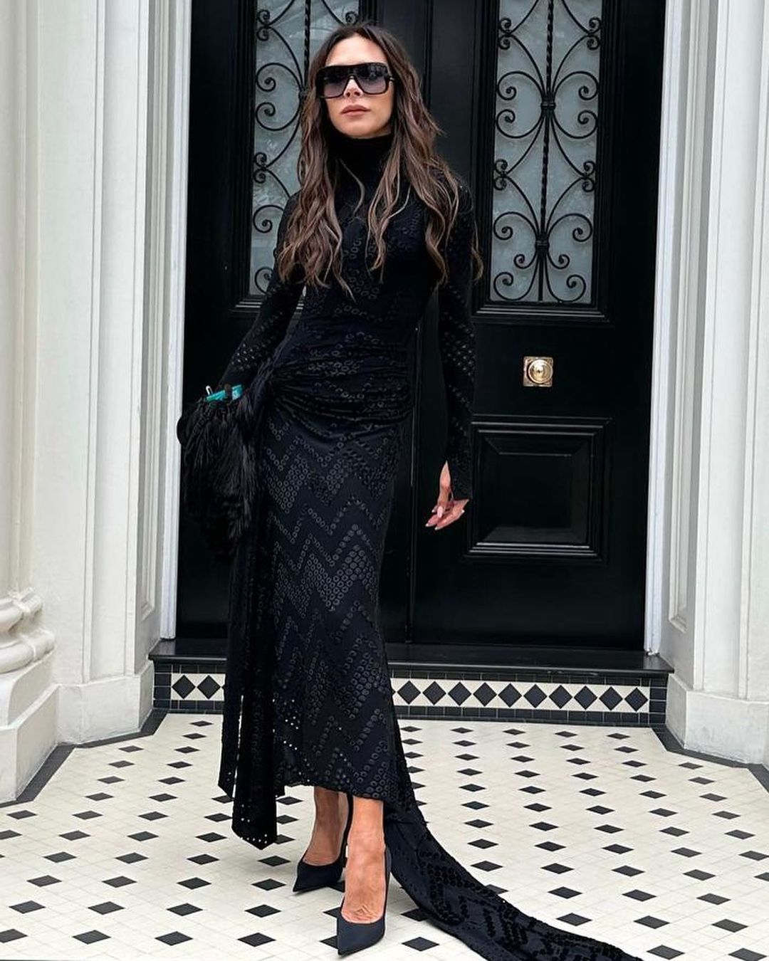 Victoria Beckham nosi okulary przeciwsłoneczne o charakterystycznym kształcie 