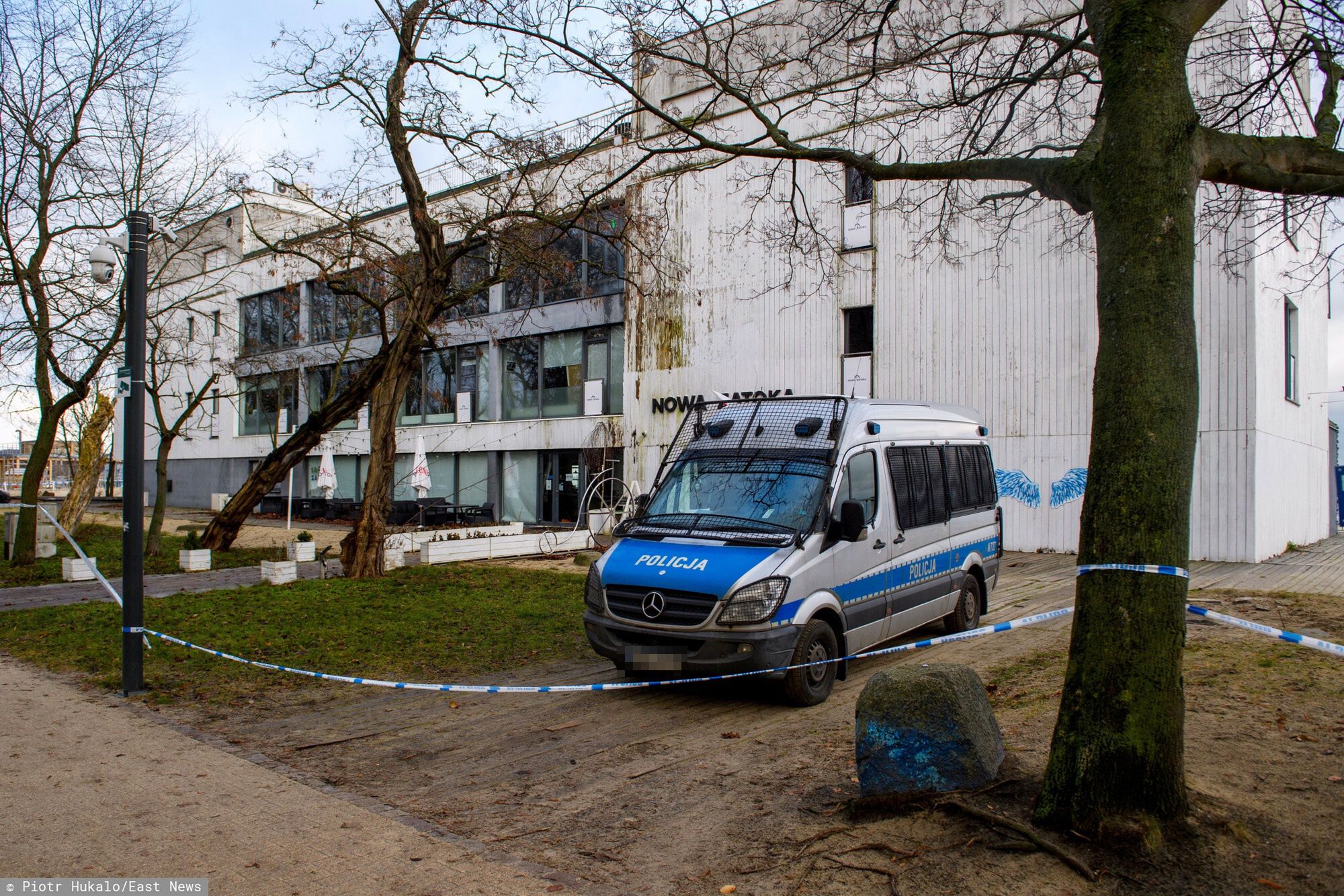 Policjanci przeszukują Nową Zatokę (dawniej Zatokę Sztuki)