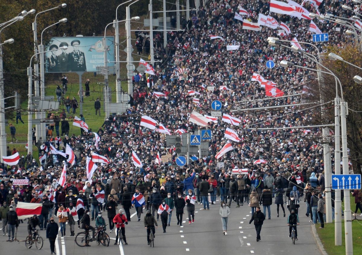 Białoruś. Mińsk. Tłum na ulicach stolicy w proteście przeciwko władzy