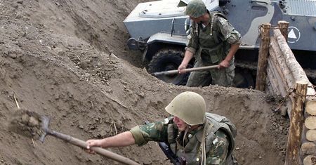 Rosyjscy żołnierze tylko wbili łopaty w grunt. "Nawet ukraińska ziemia odpycha okupantów"
