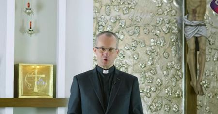 Zakaz komunii dla osób popierających aborcję? Słowa księdza wbijają w fotel