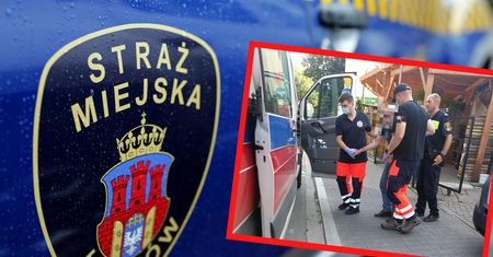 Kraków. O włos od tragedii. 80-latek uratowany przez strażników miejskich