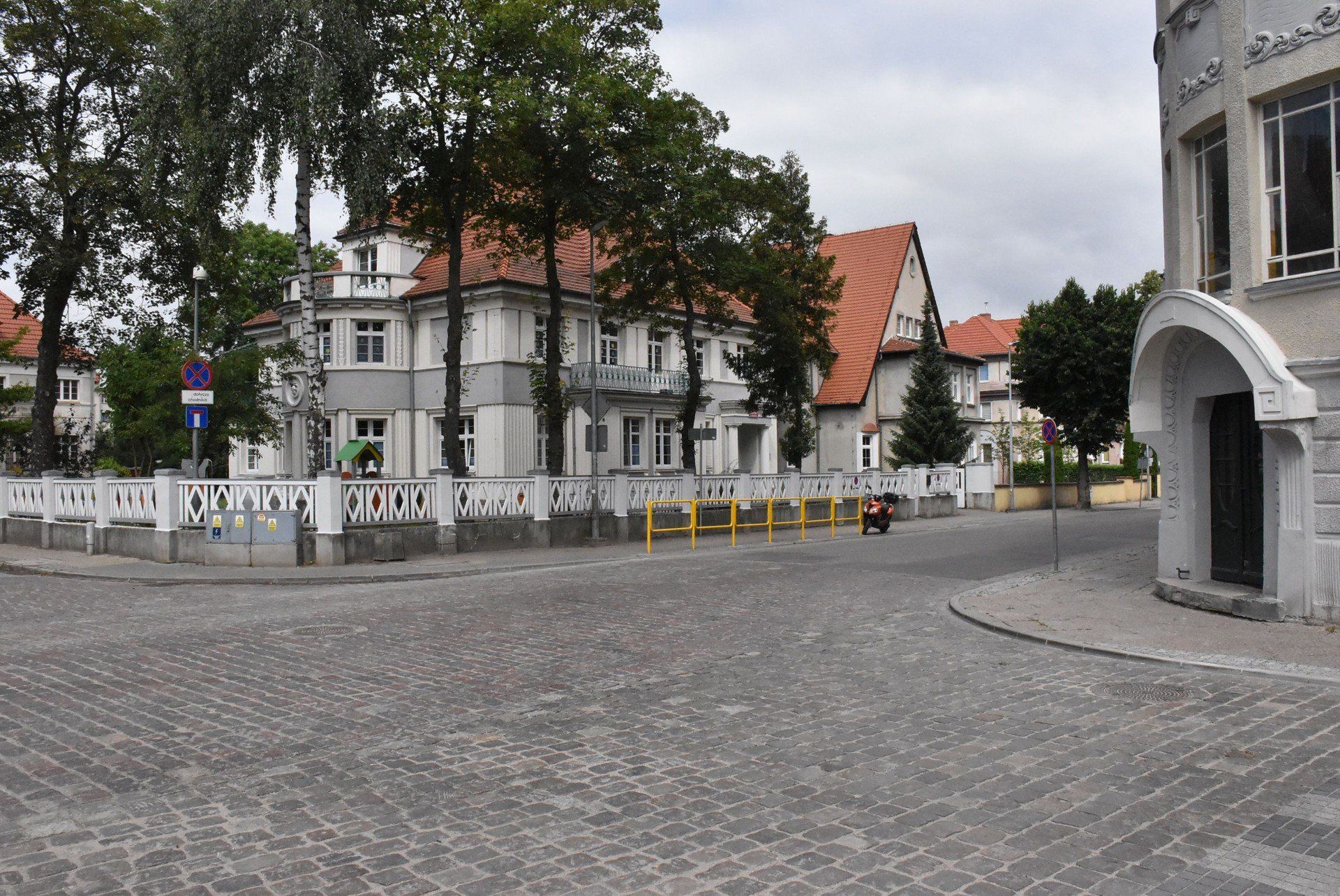 W Malborku wjechała w ogrodzenie i porzuciła samochód