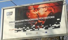 Pocałunek Gierka i Breżniewa reklamujący Europejskie Centrum Solidarności oburza narodowców