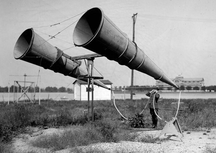 Tuby do nasłuchiwania samolotów z odległości przed wymyśleniem radarów. USA, 1921.