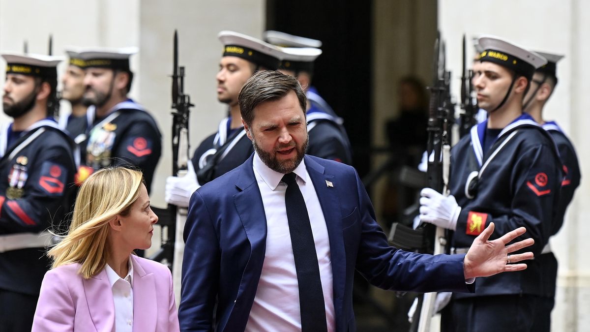 US Vice President JD Vance visits Rome
epa12038946 Italian Prime Minister Giorgia Meloni (L) welcomes US Vice President James David Vance (R) during their meeting at Palazzo Chigi in Rome, Italy, 18 April 2025.  EPA/RICCARDO ANTIMIANI 
Dostawca: PAP/EPA.
RICCARDO ANTIMIANI
us, italy, diplomacy
