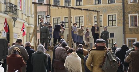 Hitlerowskie symbole na Trybunale Koronnym, ludzie wiszący na szubienicy. W Lublinie kręcony jest film